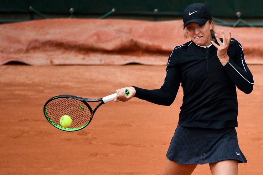 Pierwsza runda French Open w 2019 roku. Iga idzie jak maszyna. Miota piłki w stronę bezbronnej rywalki