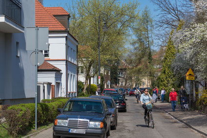 Koniec z parkowaniem na chodnikach? Zaskakująca zmiana w prawie od września