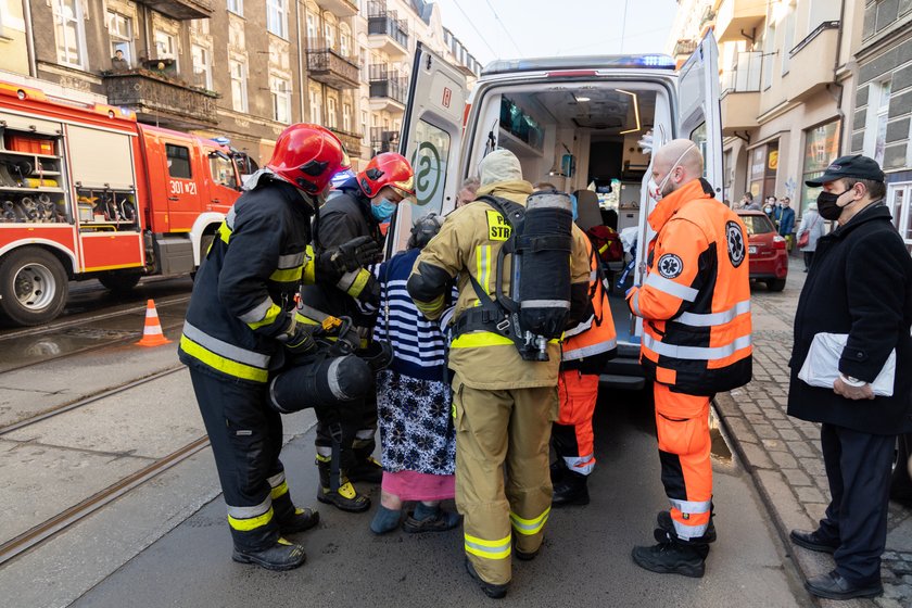 Dramatyczna akcja strażaków w centrum miasta. Helikopter lądował w parku