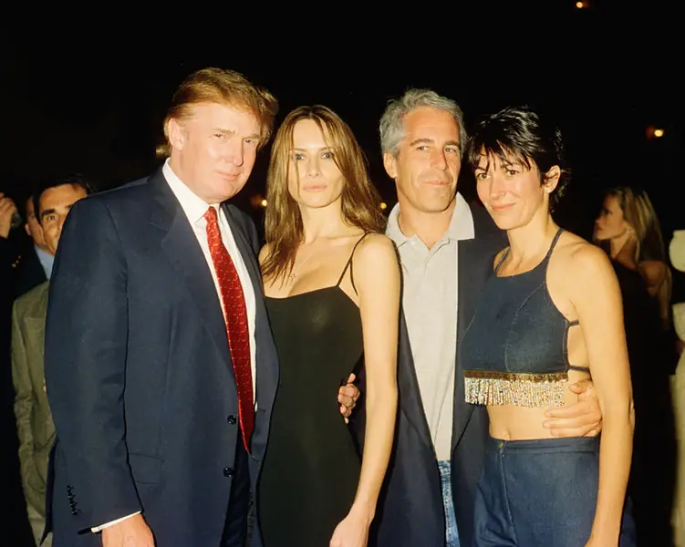 Epstein otaczał się politykami i wpływowymi osobami. Jego bliskimi przyjaciółmi był Bill Clinton Donald Trump i książę Andrzej. Na zdjęciu Ghislaine Maxwell, Donald Trum, Melania Trump, Jeffrey Epstein / GettyImages