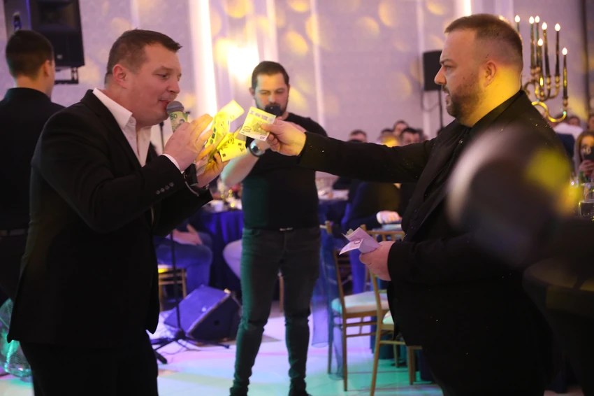 Borko kolegu čašćava evrima