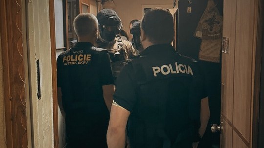 Slovenskí policajti zasahujú na území Ukrajiny.