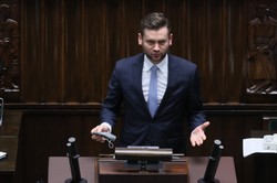 Minister sportu da polskim klubom piłkarskim górę pieniędzy. PZPN już zaciera ręce