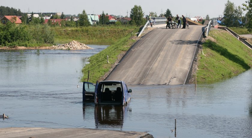 Dostawczy citroen ugrzązł w zagłębieniu drogi