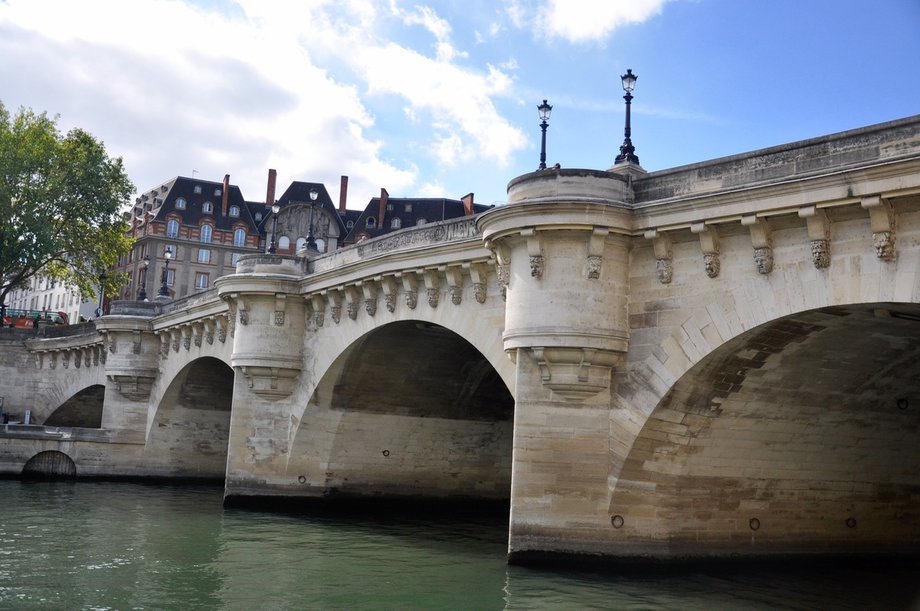 Kilka minut spaceru dzieli Notre-Dame i najstarszy most Paryża - Pont Neuf, czyli Most Nowy