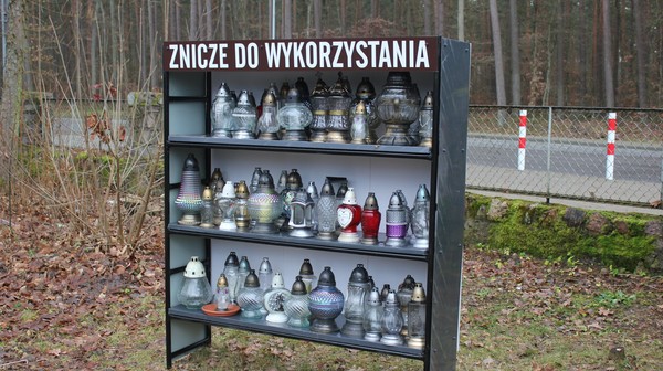 Zniczodzielnie to sposób na recykling zniczy. Zielokrotne użycie tej samej obudowy znicza sprzyja środowisku, bo zamiast kupować kolejne znicze, możemy wykorzystywać te, które ktoś oddał, a które są często na bardzo wysokim poziomie.