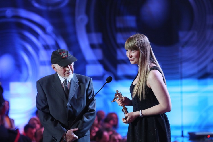 Złotego Fryderyka dla nagrodzonego pośmiertnie gitarzysty jazzowego Jarosława Śmietany, odebrała jego córka Alicja