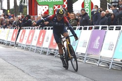 Niezwykła walka na finiszu 6. etapu wyścigu Dookoła Katalonii