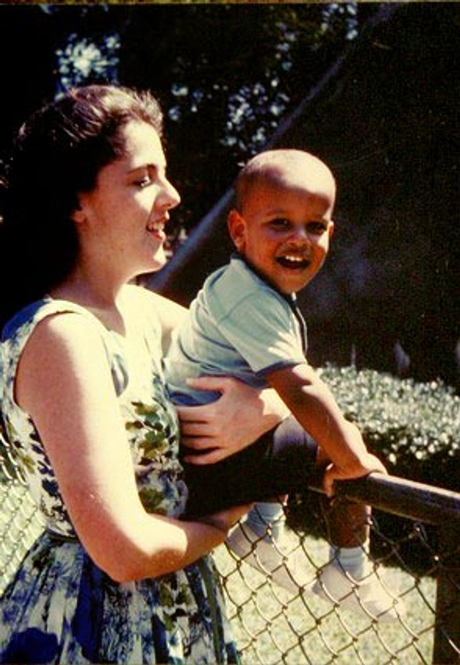 Młody Barack Obama z matką Ann Dunham