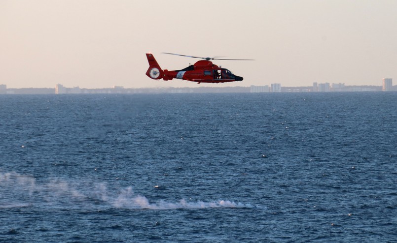 Karolina Południowa, 4 lutego 2023 r. Helikopter Straży Przybrzeżnej USA lecący nad polem szczątków podczas akcji ratunkowej balonu obserwacyjnego