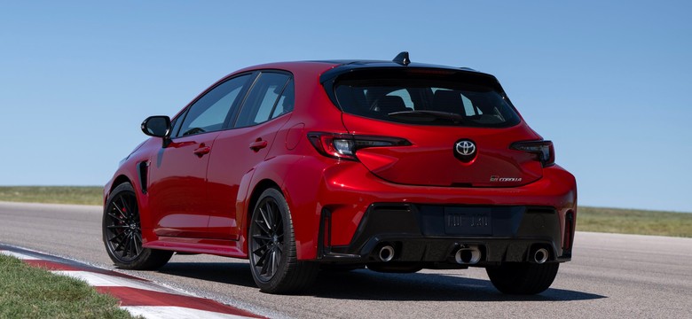 Nowa Toyota ma silnik 1.6 i znika w ciemno. Japończycy nie nadążają z produkcją