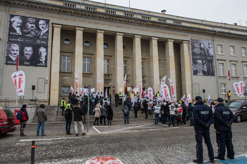 Nauczyciele protestowali pod Urzędem Wojewódzkim we Wrocławiu 