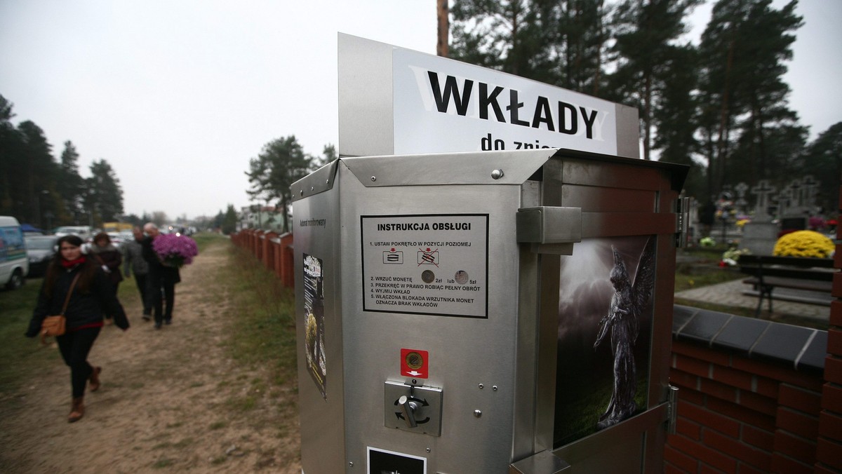 Wszystkich Świętych. Zniczomaty na cmentarzach