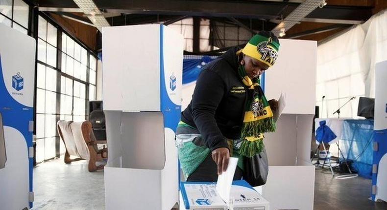 A women wearing ANC regalia casts her vote during the local government elections in Hillbrow, central Johannesburg, South Africa August 3,2016. 