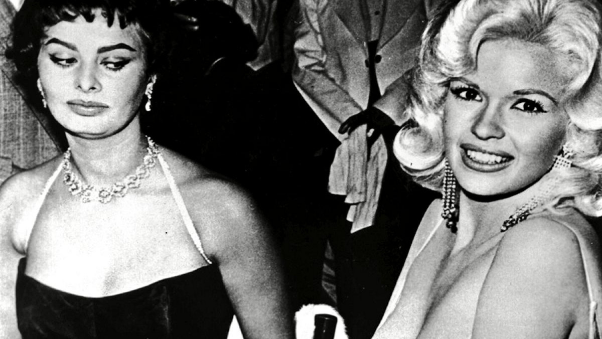 Za tym spojrzeniem kryje się cała historia, a nagi dekolt, który je sprowokował jest bardziej wymowny niż tysiąc słów. Zdjęcie, na którym Sophia Loren z niesmakiem spogląda na obfity biust Jayne Mansfield podczas przyjęcia w Beverly Hills, przeszło do historii Hollywood.