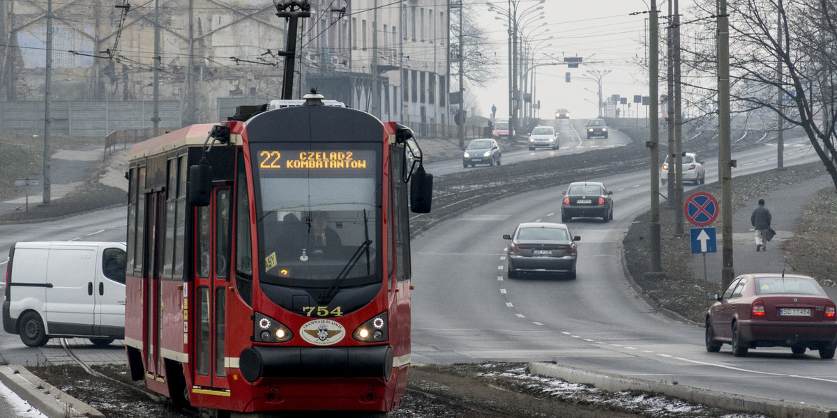 Pasażerowie czekają na połaczenie tramwajowe z Będzina do Katowic