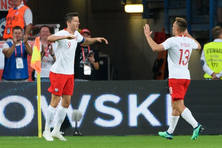 Robert Lewandowski (L) i Maciej Rybus (P)