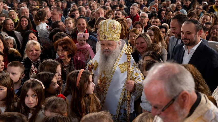 Arhiepiskop Stefan, poglavar Makedonske pravoslavne crkve, predvodio je božićnu službu u crkvi Svetog Klimenta u Skoplju, glavnom gradu Severne Makedonije | Foto: GEORGI LICOVSKI/EPA/Shutterstock