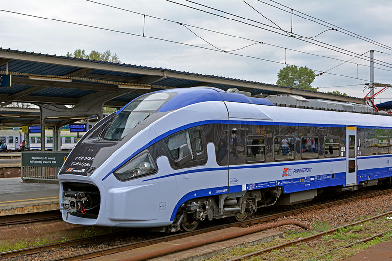 Spośród kolejowych połączeń dalekobieżnych w Polsce dotacją państwa objęte są dawne pociągi pospieszne, które teraz mają kategorię TLK lub IC