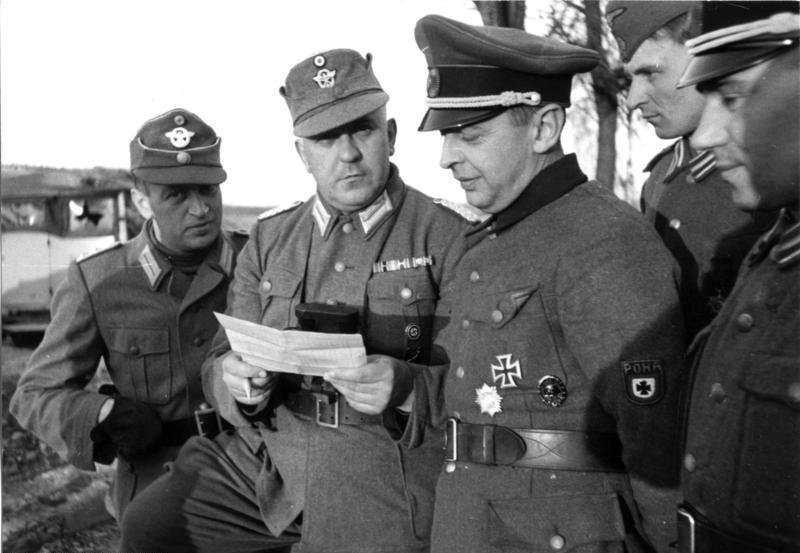 Bronisław Kaminski (trzeci z lewej) w otoczeniu oficerów niemieckiej policji