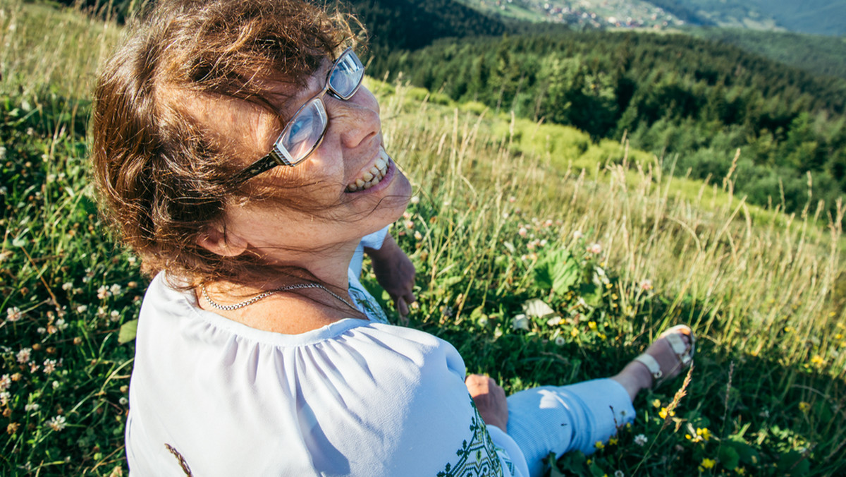 Nasze problemy same w sobie są niczym wobec rangi, jaką im przypisujemy. Dzięki Pracy ("The Work" ), metodzie stworzonej przez Byron Katie, możemy uchwycić ten moment, kiedy się gubimy. I gdy zaczynamy karmić się myślami, które nas zatruwają. Samej Katie pomogło to wyjść z głębokiej depresji i zmienić całkowicie podejście do życia