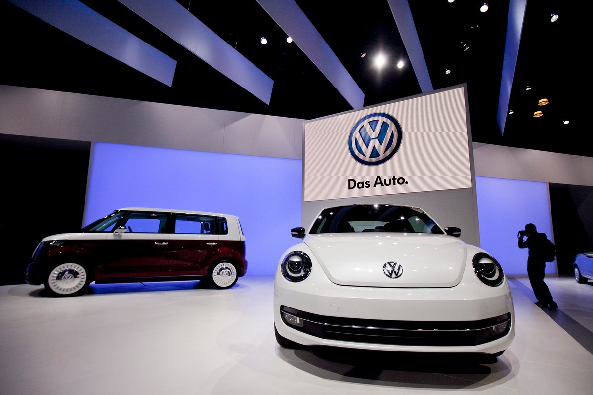 Volkswagen Bulli samochód koncepcyjny typu van (po lewej) i nowy Beetle wystawione na New York International Auto Show (NYIAS) w Nowym Jorku, USA