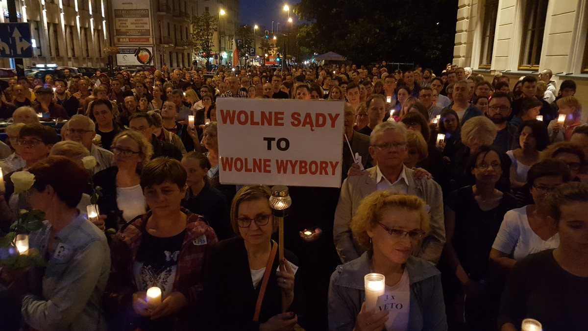 "3 Razy W - Wolne Sądy, Wolne Wybory, Wolna Polska" – pod takim hasłem odbędzie się pierwsza od kilku miesięcy pikieta w obronie niezależnego sądownictwa. Pod obrady Sejmu trafiły prezydenckie ustawy o Krajowej Radzie Sądownictwa i Sądzie Najwyższym.