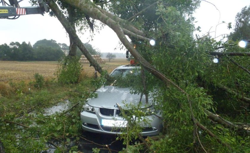 Niemowlę zmarło w przywalonym samochodzie