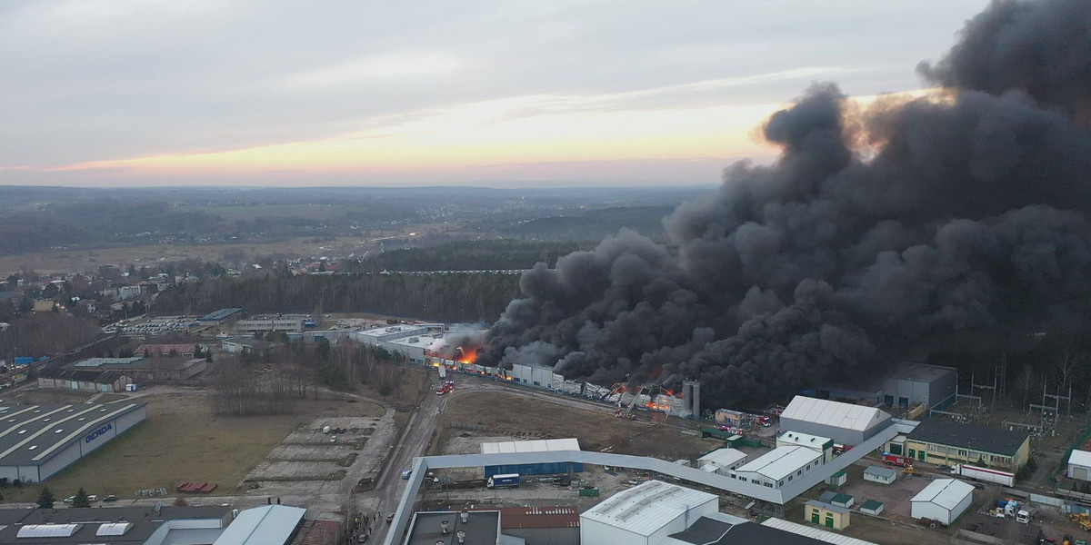 Kłęby dymu widać z daleka. Pożar hali Cersanitu w Starachowicach