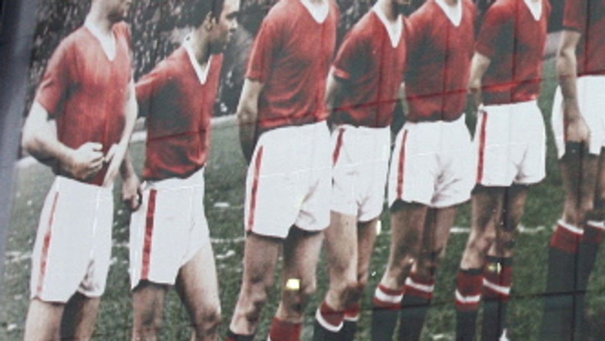 Donny Davies z gazety "Manchester Guardian" początkowo miał nie lecieć do Belgradu. W ostatniej chwili zmienił zdanie. Nie chciał przegapić meczu fenomenalnych "Busby Babes" (Dzieci Busby'ego), które wchodziły na europejskie salony.