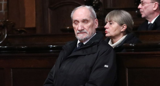 Antoni Macierewicz na mszy świętej w intencji ofiar katastrofy smoleńskiej