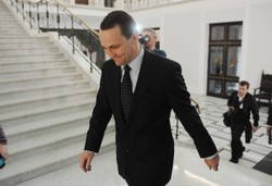 Sikorski wygrał z PiS. Senator: Pokażcie polityczne jaja