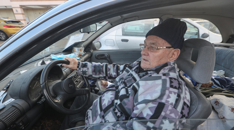 Az Opelben két napig van meleg egy tank benzinnel, a bácsinak megoldás kell / Fotó: Zsolnai Péter