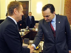 Tusk dostał od Sikorskiego alkohol