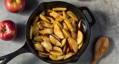 Jabłka pieczone z cynamonem to najprostszy walentynkowy deser. Rozpala zmysły i rozpływa się w ustach