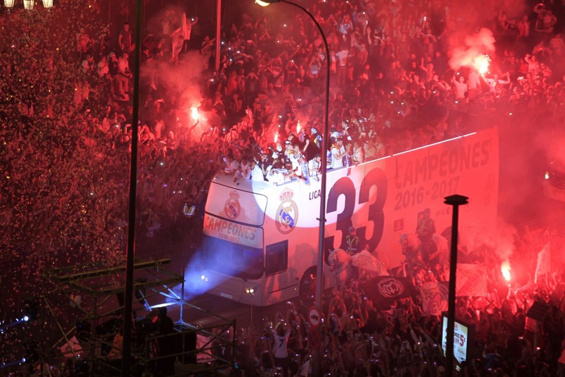 Szampan lał się strumieniami. Madryt do rana świętował mistrzowski tytuł Realu [FOTO]