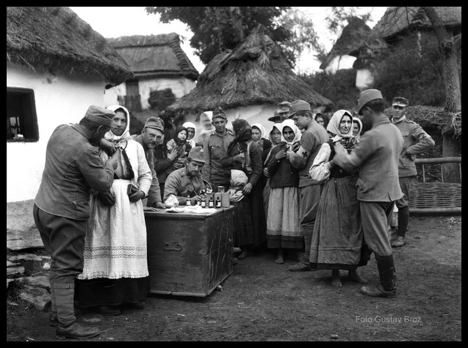 Szczepienie cywili, Burkanów (obecnie na Ukrainie), 29 listopada 1915, fot. Gustav Brož.