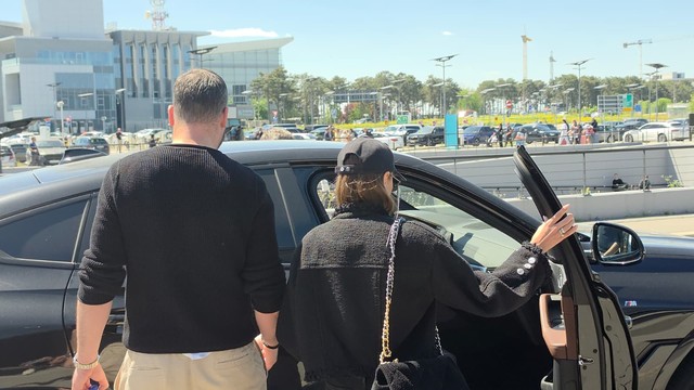 Aleksandra Prijović i Filip Živojinović na aerodromu