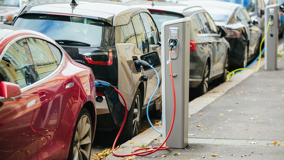 Czy, kiedy i na ile auta elektryczne są lepsze dla klimatu i środowiska niż auta spalinowe?