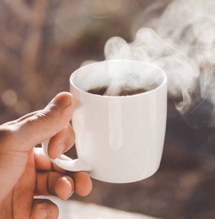 Direkt am Morgen sollte man lieber nicht zum Kaffee greifen. Etwa eine Stunde nach dem Aufstehen ist aber ideal für das beliebte Genussmittel.