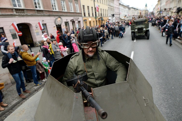 Uczestnicy defilady historycznej z okazji Święta Niepodległości