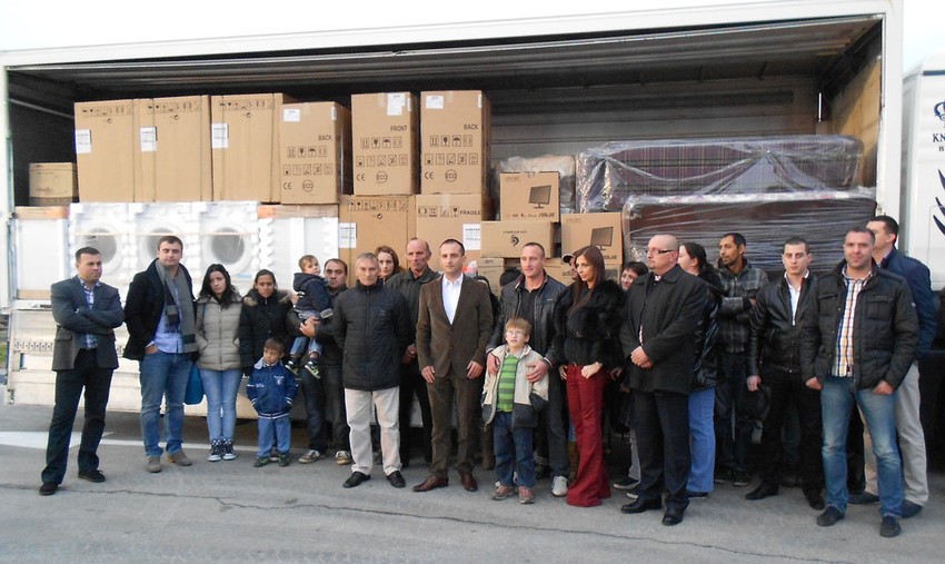 Darodavac s članovima porodica koje su poplavljene
