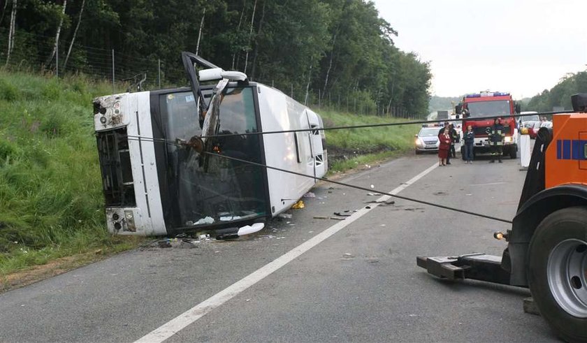 Autokar przewrócił się