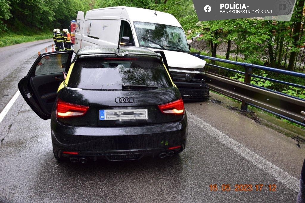 Pri dopravnej nehode troch áut za Mýtnou sa zranil jeden človek.