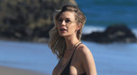 Kate Compton w bikini na plaży