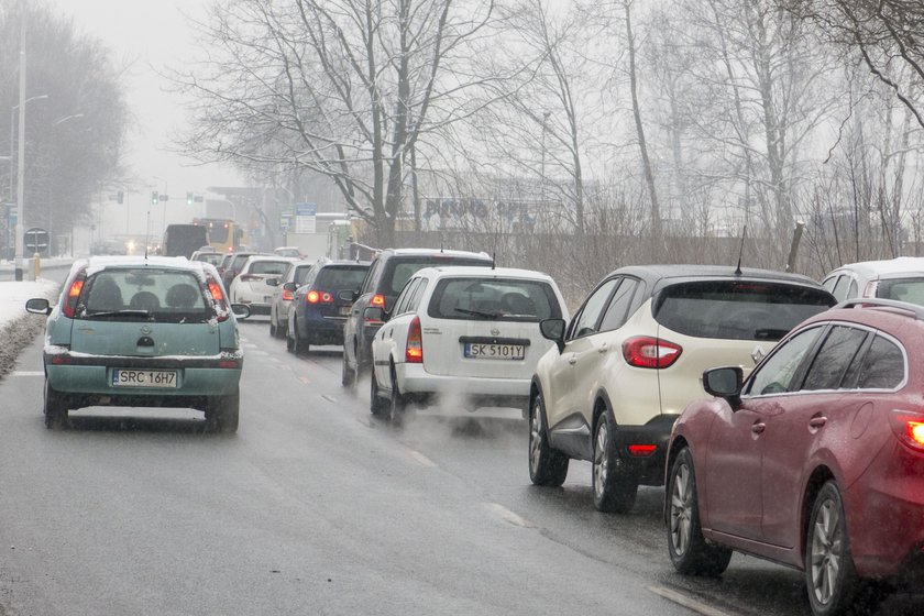 Katowice. Znaki informujące o jeździe na tzw. suwak