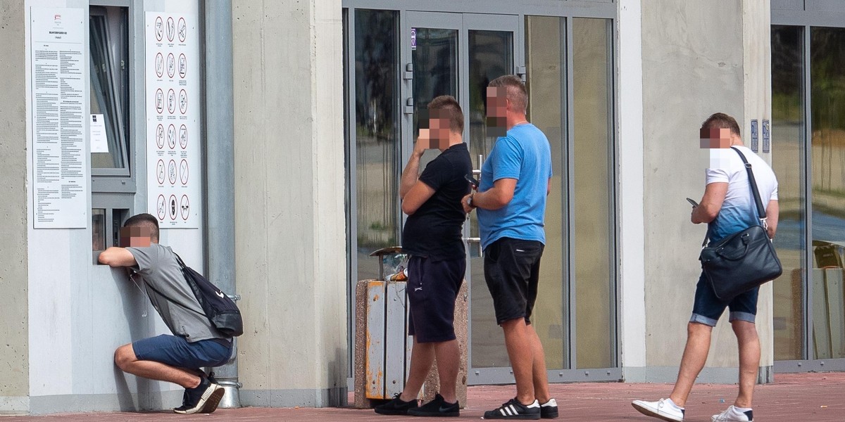 Klęcznik przed okienkiem kasy na łódzkim stadionie