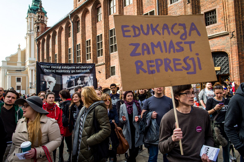 Uczestnicy manifestacji przeciwko ustawie antyaborcyjnej