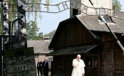 Milcząca wizyta papieża w byłym niemieckim obozie koncentracyjnym Auschwitz-Birkenau. ZDJĘCIA