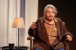 „Życie Pani Pomsel” w Teatrze Polonia: Żeby znowu nie było za późno [Recenzja]